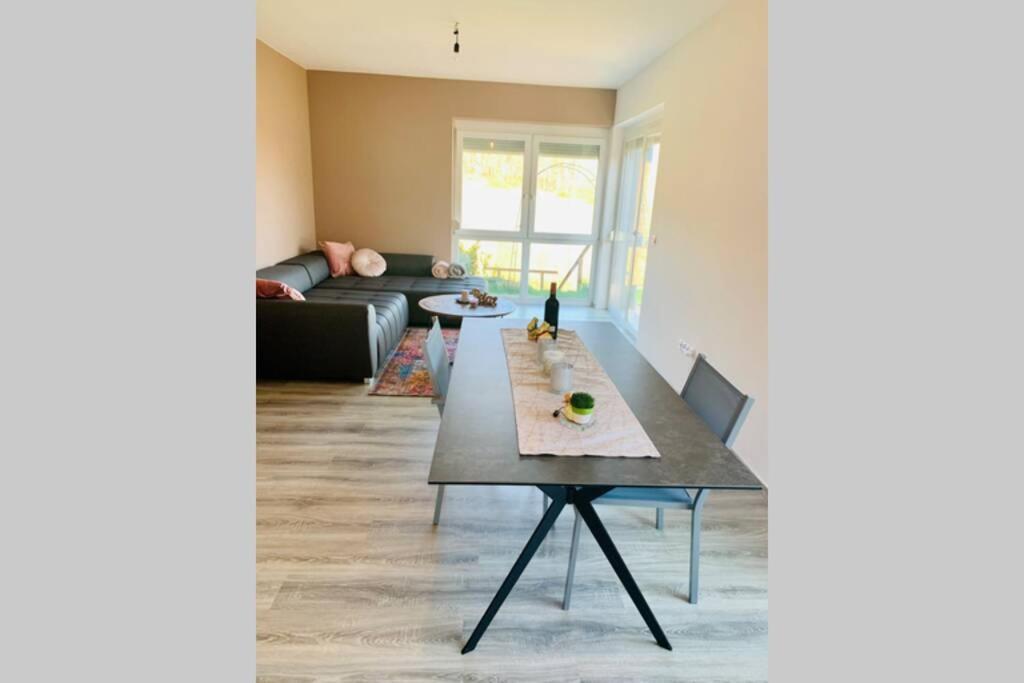 Gaestetraum Mit Wunderschoenem Ausblick Und Garten Apartment Muhldorf Bei Feldbach Bagian luar foto