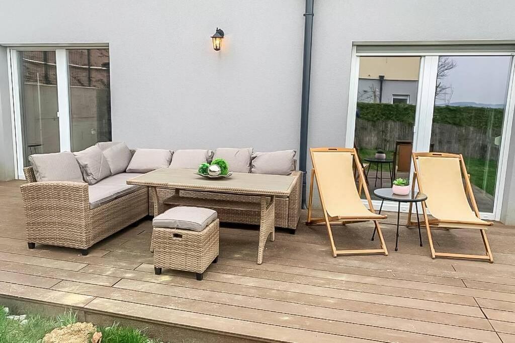Gaestetraum Mit Wunderschoenem Ausblick Und Garten Apartment Muhldorf Bei Feldbach Bagian luar foto